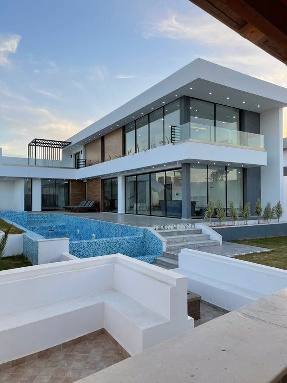 Villa with infinity pool in Tunis